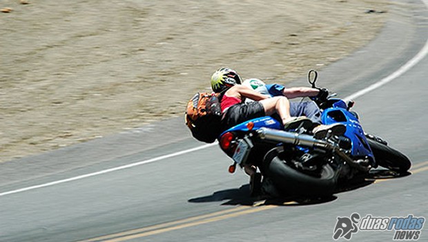 O risco de acelerar ou desacelerar com a moto inclinada