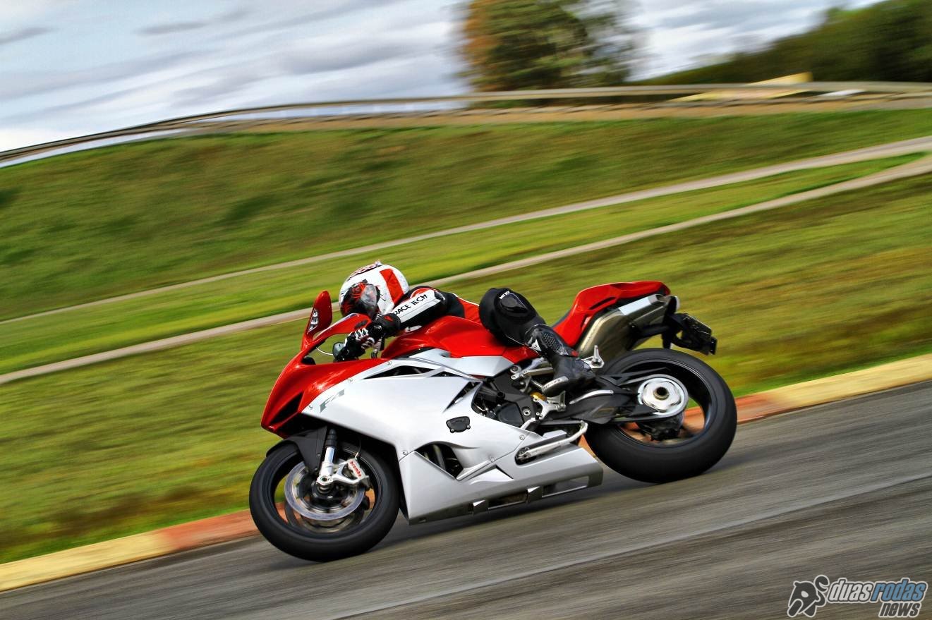 A considerada ‘Ferrari das Motos’, MV AGUSTA F4 é eleita a moto esportiva do ano