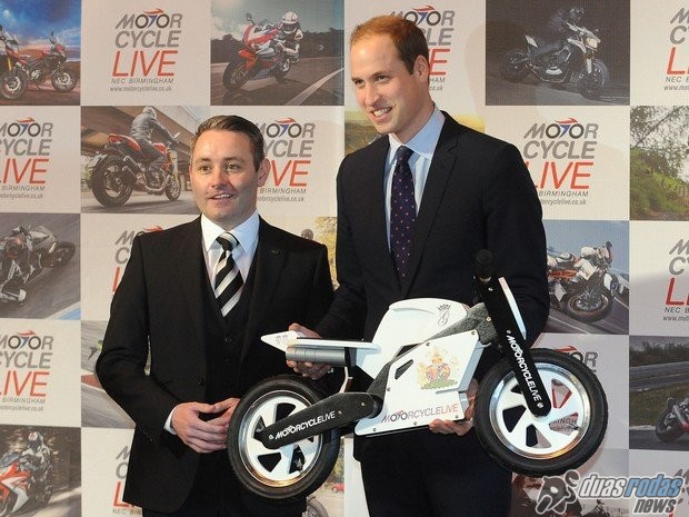 Príncipe William se encanta como moto e ganha outra de brinquedo para seu herdeiro