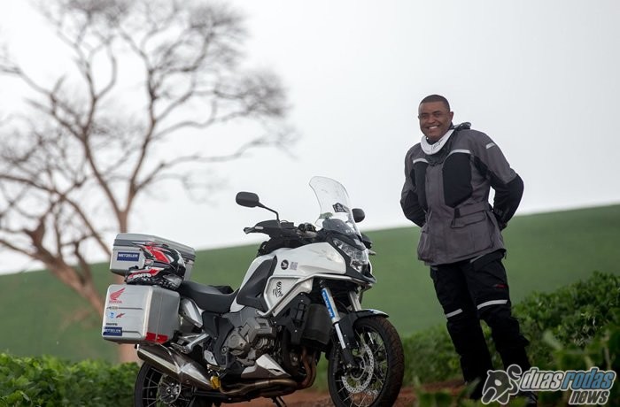 Repórter fotográfico brasileiro cobre Rally Dakar a bordo de motocicleta