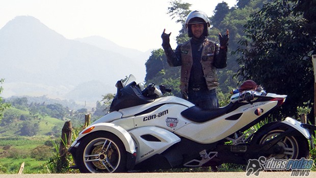 Motociclista vive experiência nova a bordo do triciclo BRP Can-Am Spyder