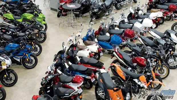 Produção e vendas de motocicletas recuam mais de 30% em fevereiro