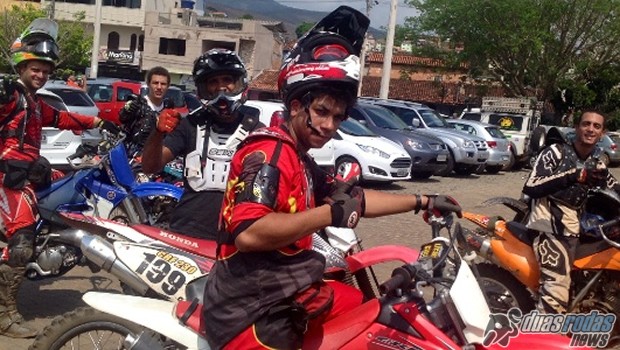 Motociclistas “trilheiros” se reúnem para socorrer população ilhada na cidade de Mariana (MG)