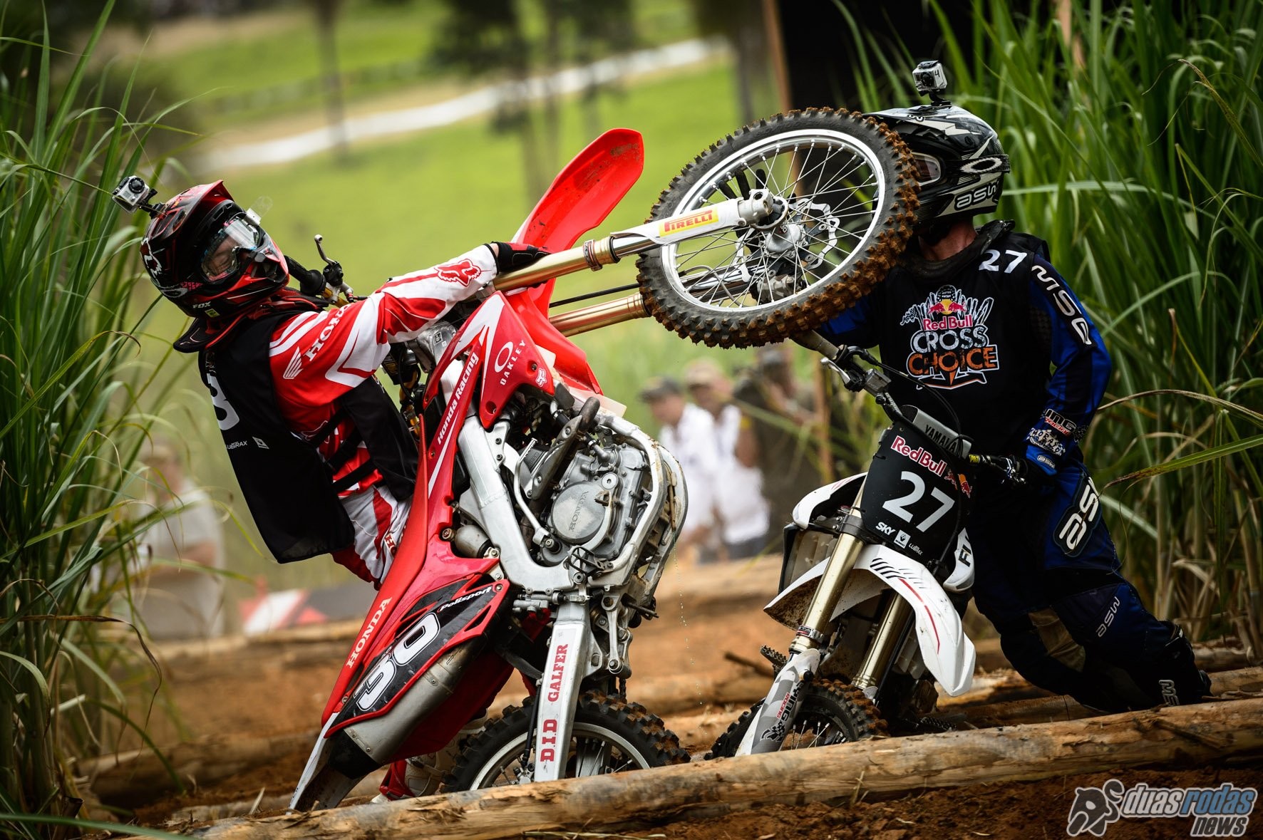 Brian Capper vence desafio de off-road de motociclismo dentro do canavial