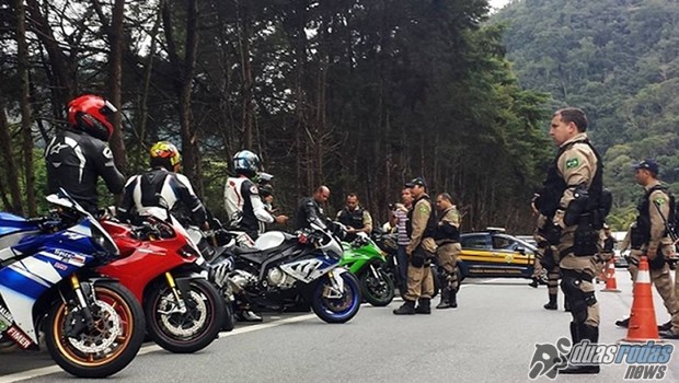 Mais de 100 motociclistas são enquadrados em rodovia no Rio de Janeiro