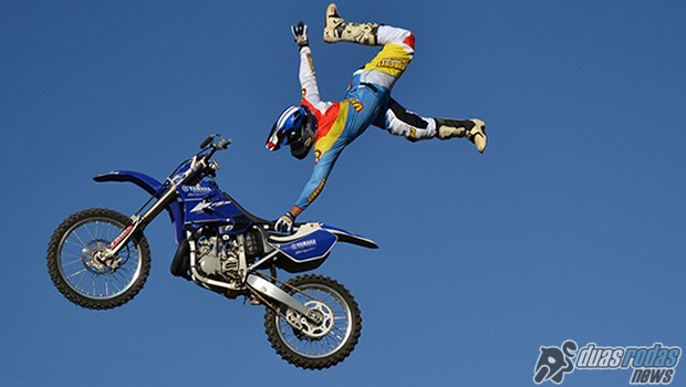 Freestyle motocross entra em ação por causa beneficente