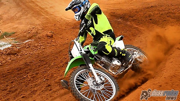 Kawasaki lança linha off-road KLX 2017